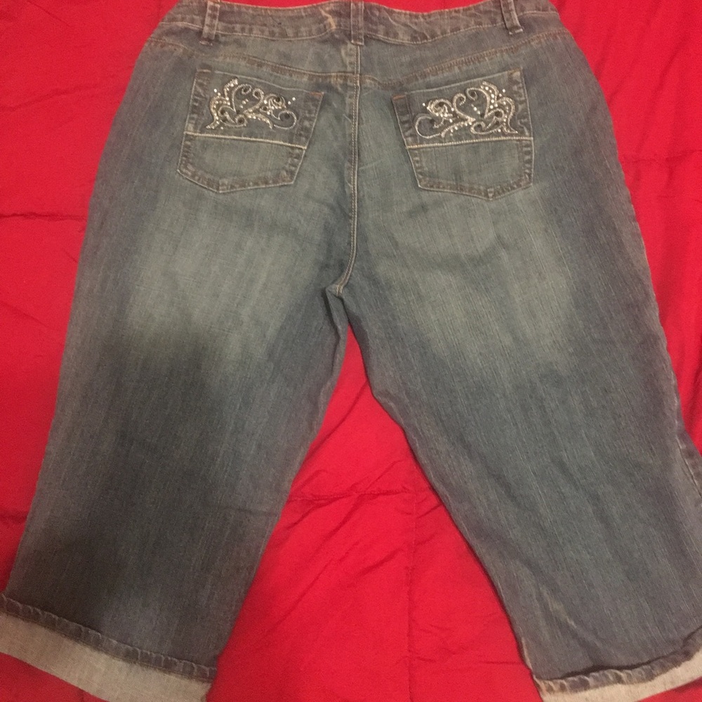 📣📣NWOT VENEZIA BRAND EMBELLISHED CAPRI JEANS❤️❤️